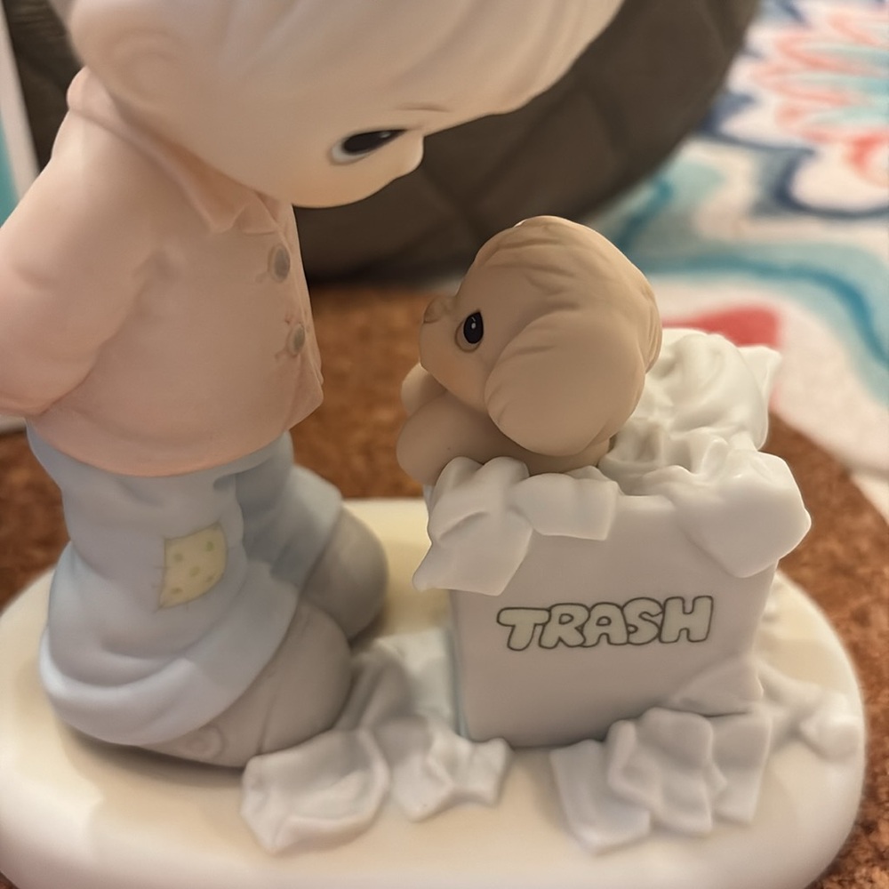 Precious Moments Members Only Figurine “You Just Can’t Chuck A Good Friendship” - Picture 2 of 6